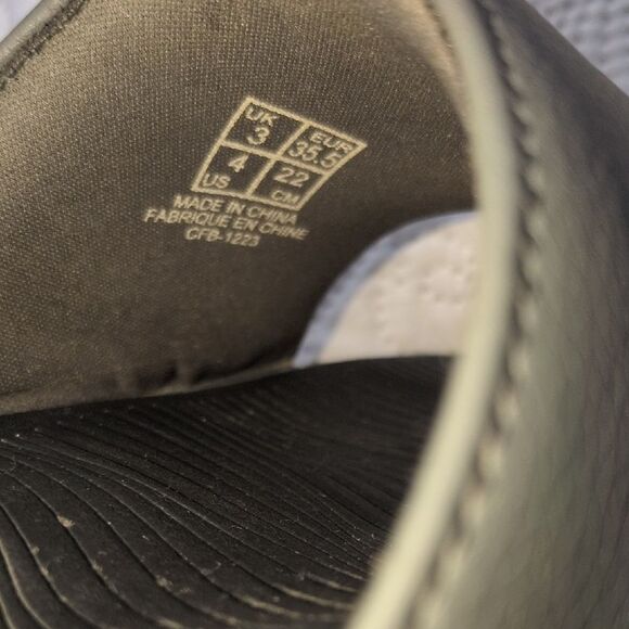 💲⬇️Puma Kids Sandals - Black and Gray - Picture 2 of 11